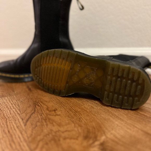 LIKE BRAND NEW Doc Marten Chelsea boots. Size 8. - Picture 4 of 4